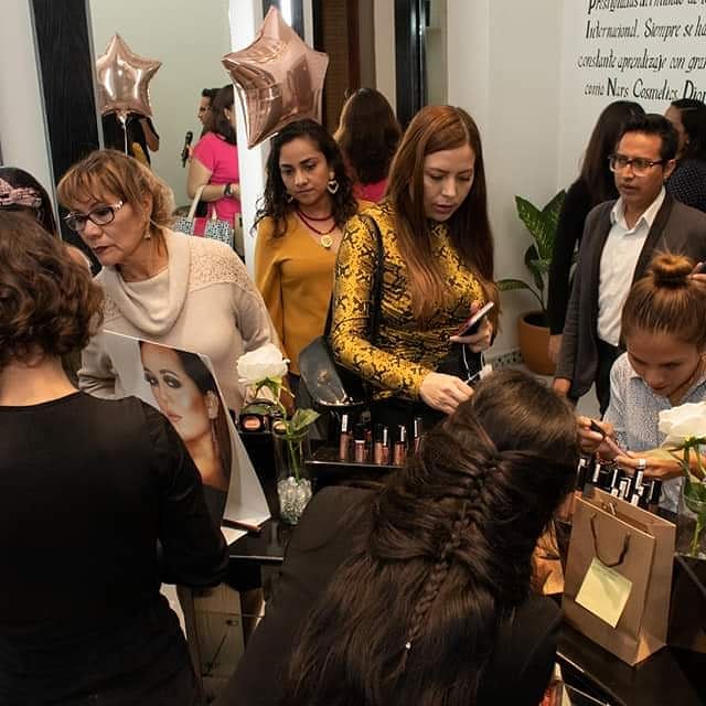 En nuestra Venta de 2ndo Aniversario 😍  #MarletAguilar #makeupartistmarletag...