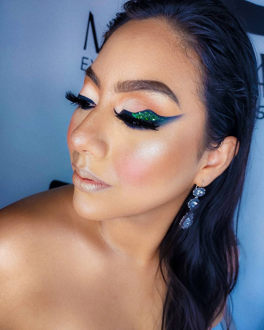 Buen día bellezas! Aquí les dejo un delineado gráfico muy lindo en mi bella a...