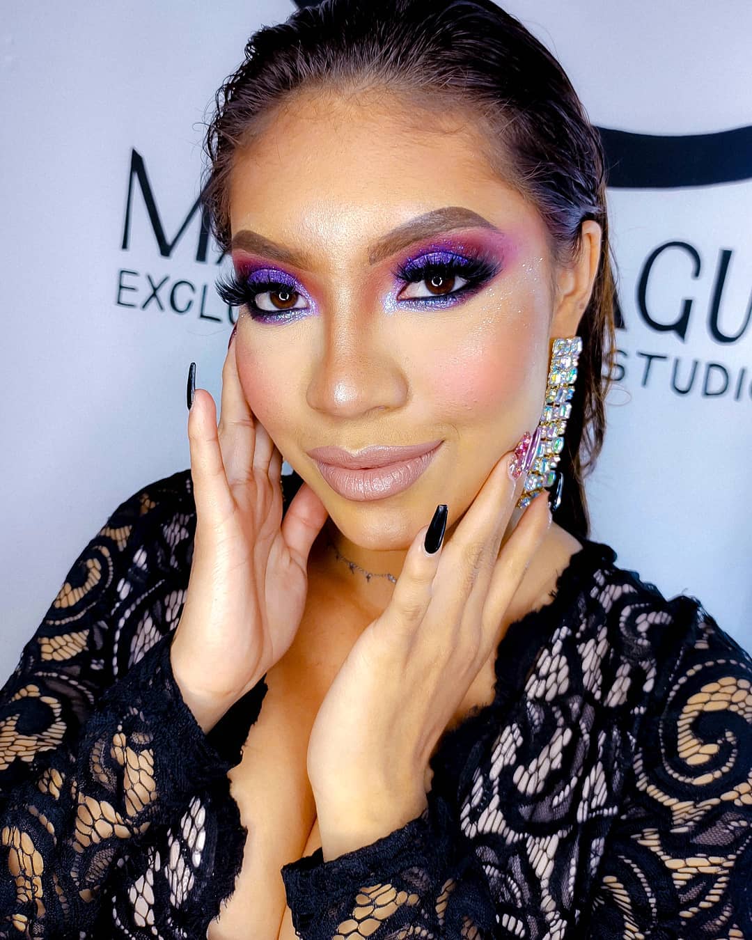 Morado & Glitter 💜  El look de hoy para la Hermosa @gala_denuvi 😍  #makeupa...