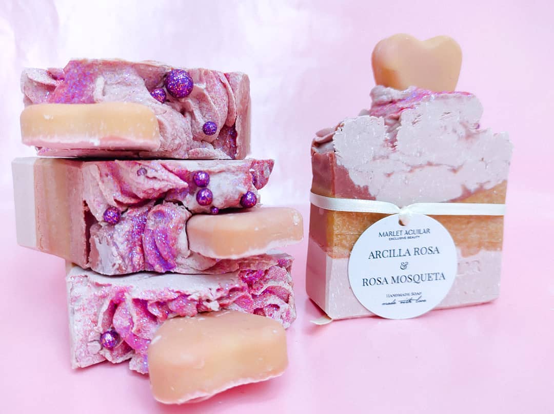 Jabón Artesanal de Arcilla Rosa & Rosa Mosqueta 💕  Solo en @maexclusivebeaut...