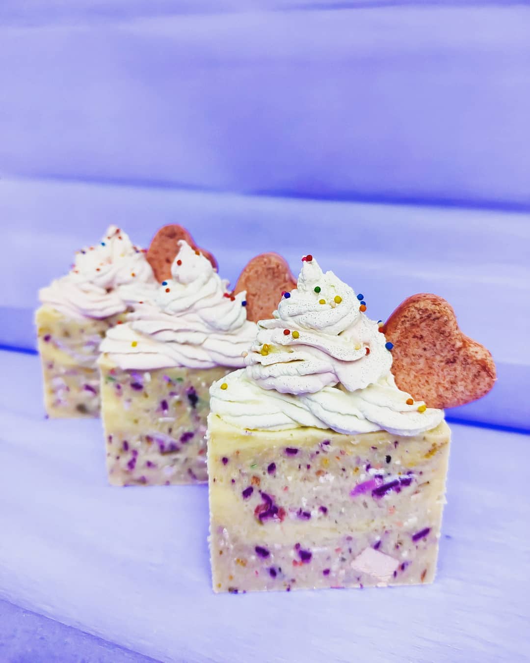 Jabón Artesanal Pay de Zarzamora 🍰🤤💜  Un aroma delicioso que dan ganas de ...